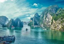 Vịnh Hạ Long nhìn từ trên cao với hàng ngàn đảo đá vôi