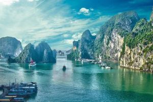 Vịnh Hạ Long nhìn từ trên cao với hàng ngàn đảo đá vôi