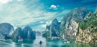 Vịnh Hạ Long nhìn từ trên cao với hàng ngàn đảo đá vôi