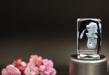 Món quà nên mua khi du lịch Singapore là bức tượng nhỏ của linh vật Merlion