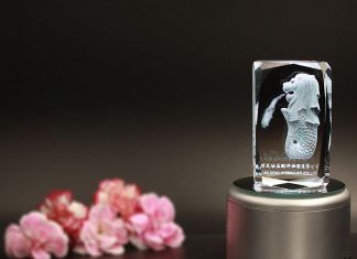 Món quà nên mua khi du lịch Singapore là bức tượng nhỏ của linh vật Merlion