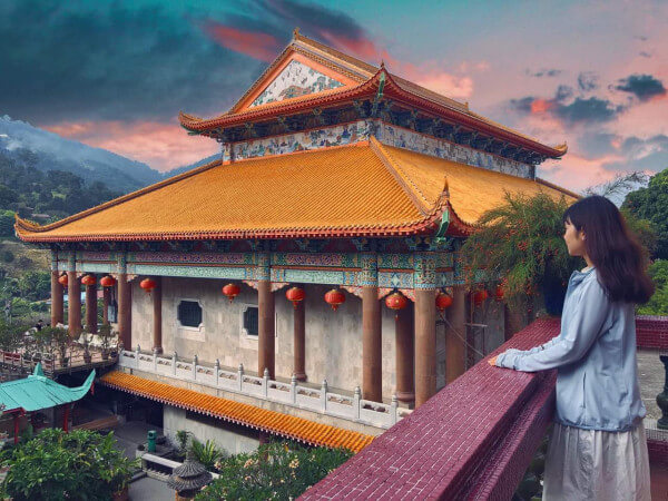 Du khách nên xin phép trước khi chụp ảnh ở trong chùa Singapore