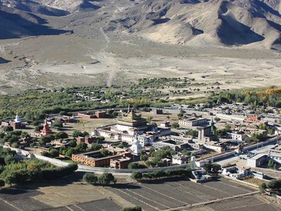 Tu viện giữa đồi núi mênh mông