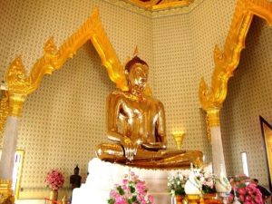Để được tham quan các chùa chiền khi đi du lịch Thái Lan, bạn phải ăn mặc thật chỉnh chu, lịch sự