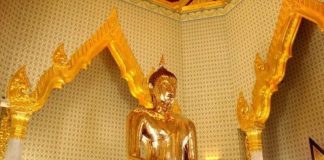 Để được tham quan các chùa chiền khi đi du lịch Thái Lan, bạn phải ăn mặc thật chỉnh chu, lịch sự