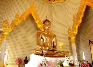 Để được tham quan các chùa chiền khi đi du lịch Thái Lan, bạn phải ăn mặc thật chỉnh chu, lịch sự