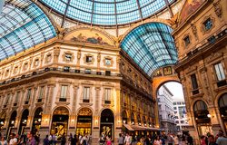 Du khách đang mua sắm tại một cửa hàng ở Ý