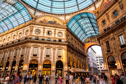 Du lịch Ý mua gì? Du khách đang mua sắm tại một cửa hàng ở Ý