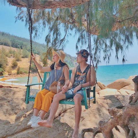 Xích đu giữa biển tại Khu Dã Ngoại Trung Lương