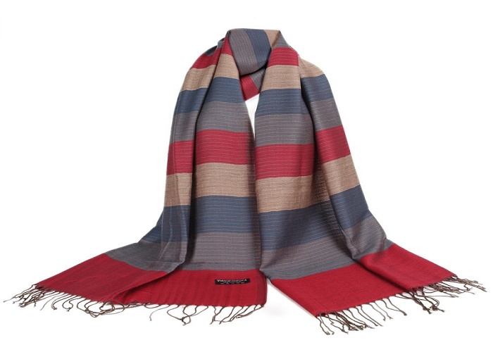 Du lịch Ý du khách có thể mua những chiếc khăn quàng cổ về tặng người thân