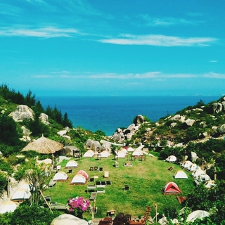 Bầu trời trong xanh, mây trắng và nắng vàng tại Trung Lương