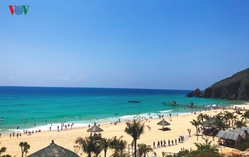 Bãi biển Kỳ Co với núi đá và nước biển hai màu