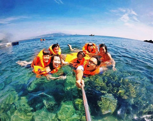 Du khách lặn ngắm san hô tại Kỳ Co