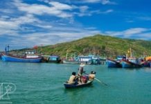 Khám phá cuộc sống Quy Nhơn tại Làng Chài Hải Minh Toàn cảnh Làng Chài Hải Minh nhìn từ trên cao với những ngôi nhà nhỏ sát biển và thuyền bè đậu san sát