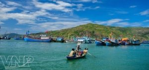 Toàn cảnh Làng Chài Hải Minh nhìn từ trên cao với những ngôi nhà nhỏ sát biển và thuyền bè đậu san sát