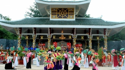 Lễ hội Vía Bà Chúa Xứ với cảnh dâng lễ thiêng liêng