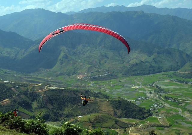 Lượn dù là một trong những thú vui độc đáo khi đi du lịch Yên Bái ngắm ruộng bậc thang