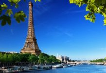 Cảnh quan nước Pháp với những ngọn đồi xanh mướt và ngôi làng cổ kính