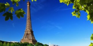 Cảnh quan nước Pháp với những ngọn đồi xanh mướt và ngôi làng cổ kính