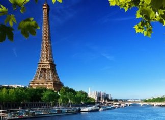 Cảnh quan nước Pháp với những ngọn đồi xanh mướt và ngôi làng cổ kính