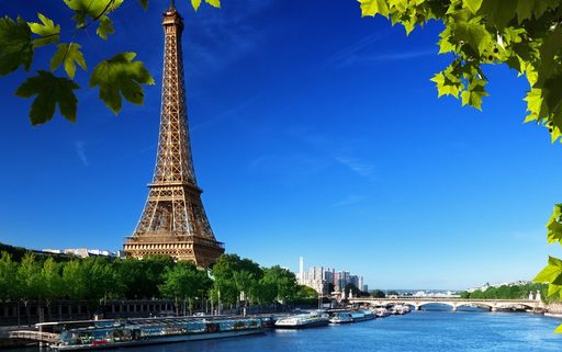 Cảnh quan nước Pháp với những ngọn đồi xanh mướt và ngôi làng cổ kính