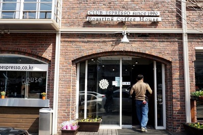 Không gian mộc mạc, yên bình của Club Espresso tại Seoul