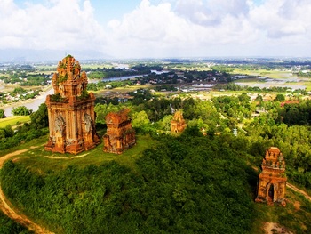 Khung cảnh yên bình bên tháp Bánh Ít - Quy Nhơn