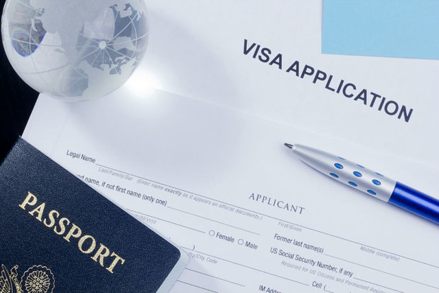 Hình ảnh một người đang xem xét hồ sơ xin visa Úc
