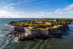 Đảo Suomenlinna với ph&aacute;o đ&agrave;i cổ