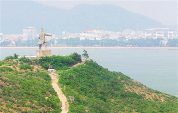 Tượng Đài Trần Hưng Đạo uy nghi tại Làng Chài Hải Minh