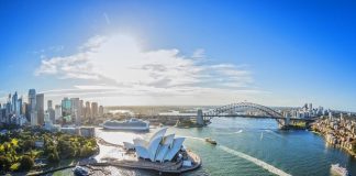 Hình ảnh một hộ chiếu và visa Úc