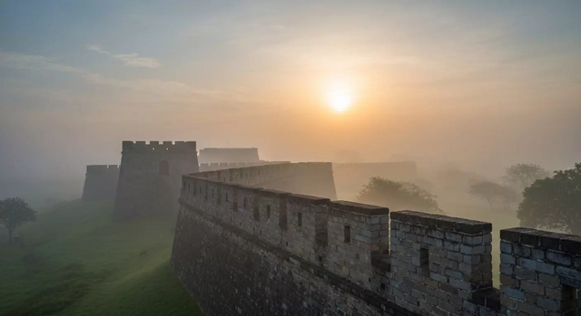 Cảnh Thành cổ Quảng Trị lúc bình minh với những bức tường cổ kính được bao phủ bởi ánh sáng dịu nhẹ, không khí buổi sáng sớm yên bình và huyền ảo.
